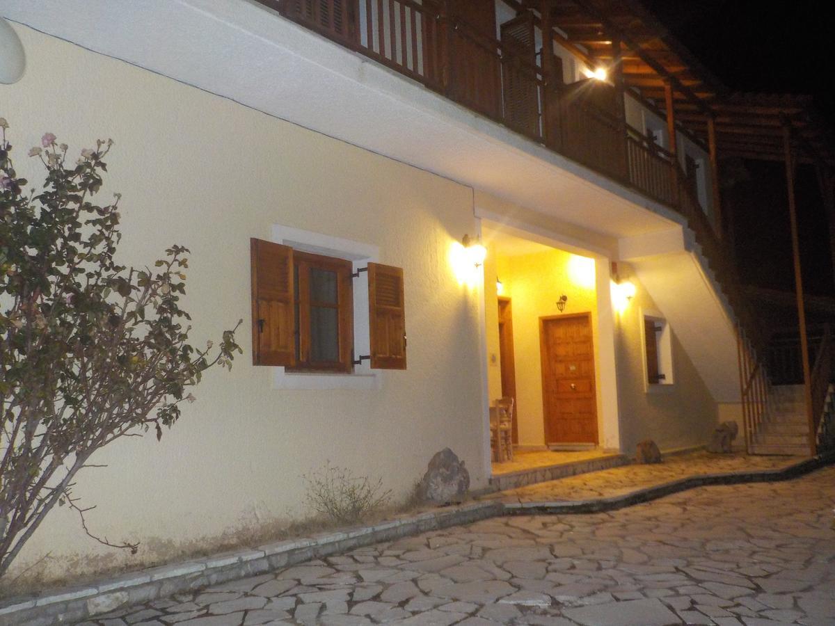 Aparthotel Enoikiazomena Petropoulos Ano Lousoi Exterior foto